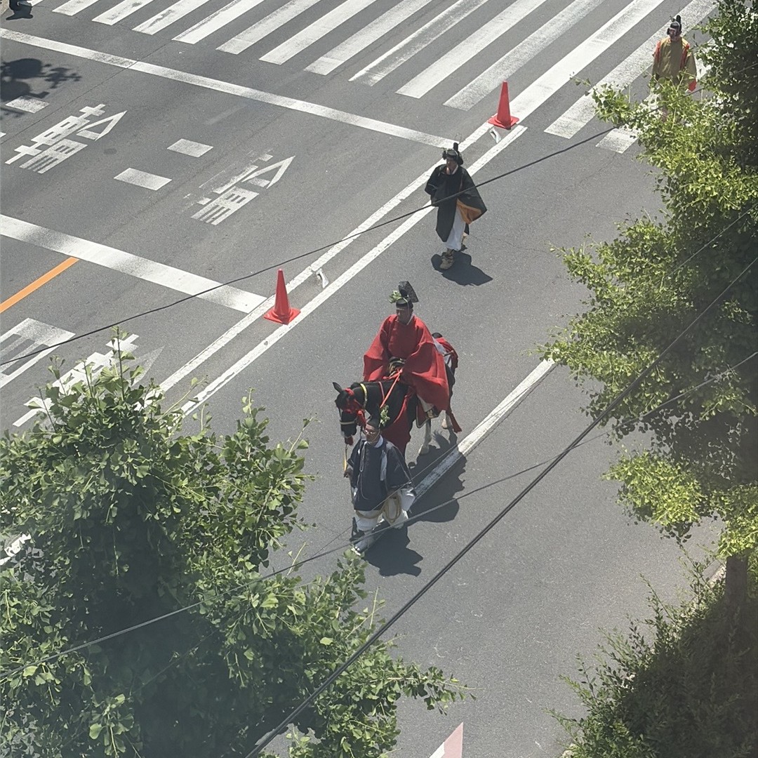 からし色の装束で行進する平安行列
