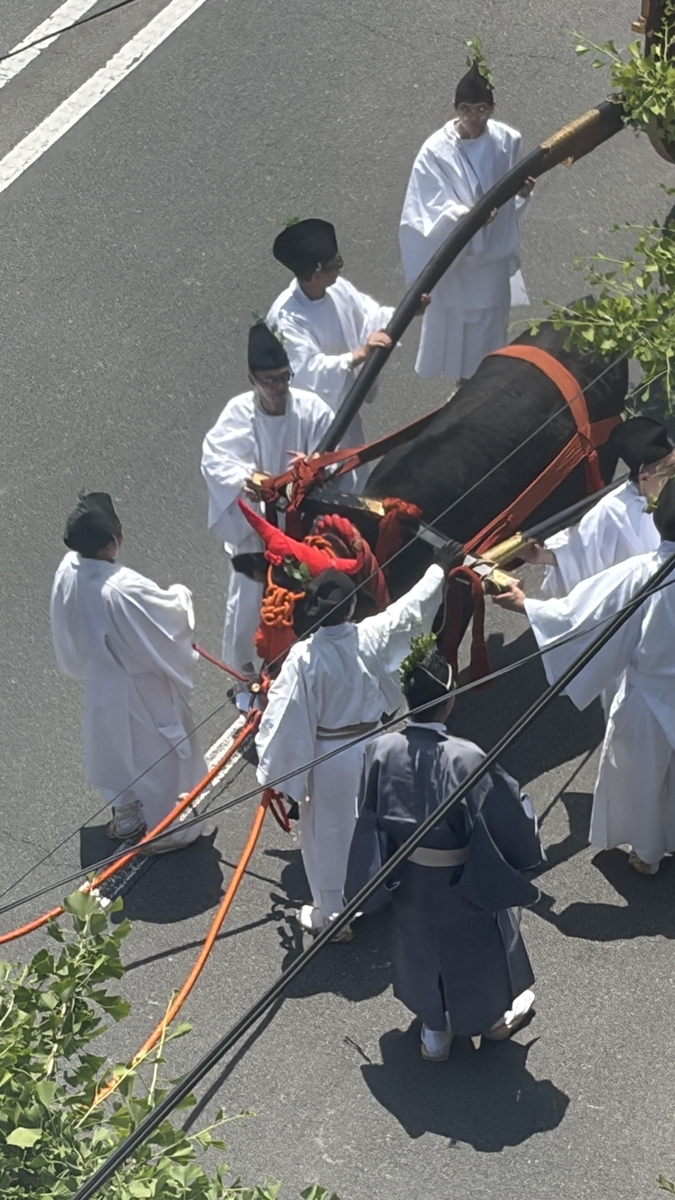 牛車を先導する人物