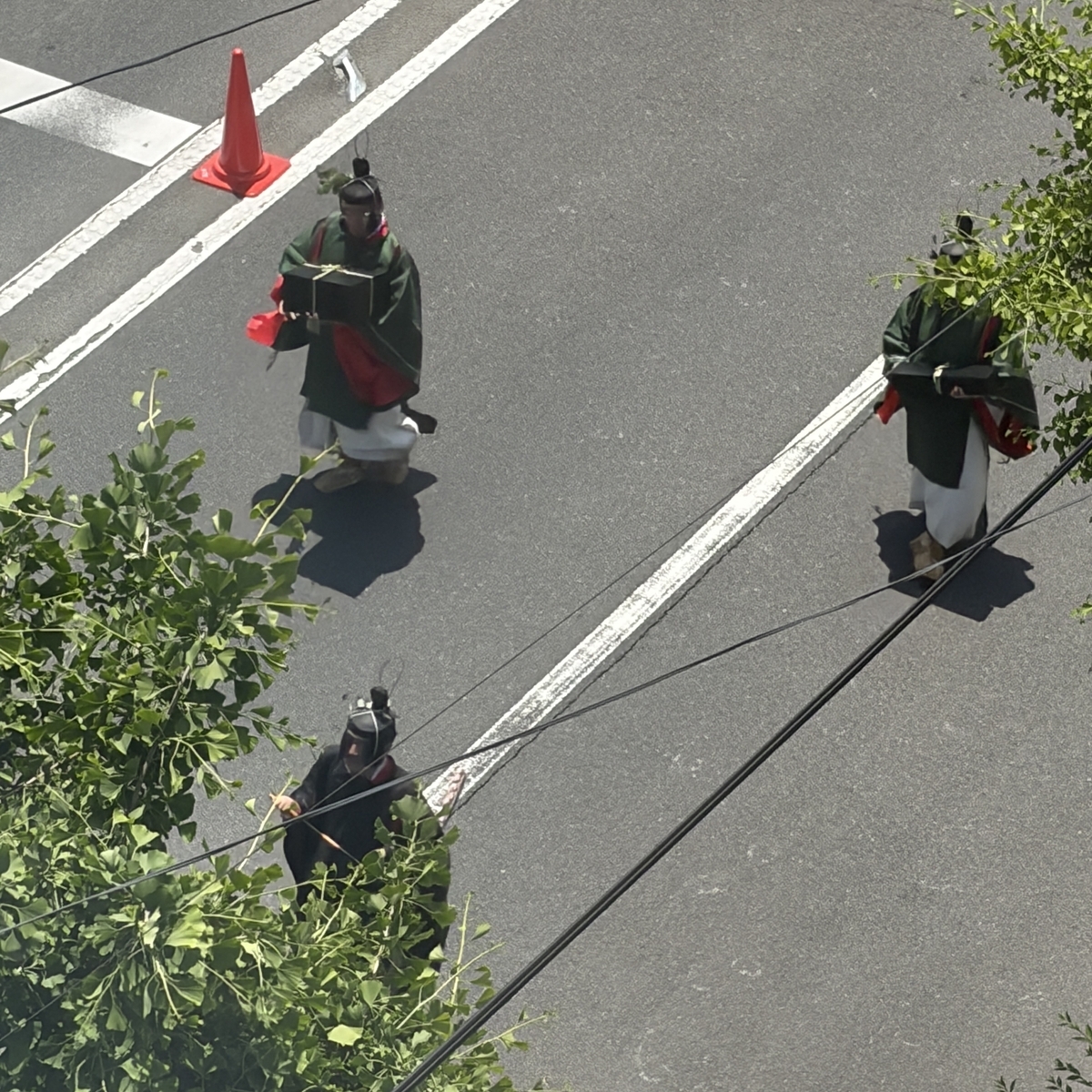 黒装束と緑装束が続く葵祭の行列