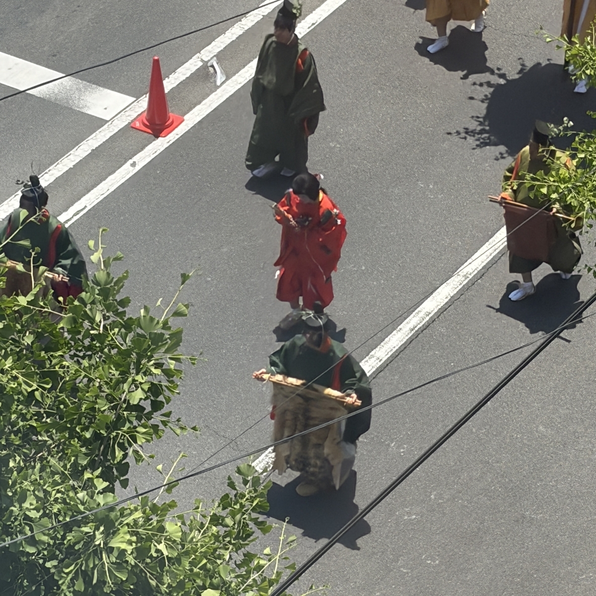 黄色い傘と薄黄色の付き人