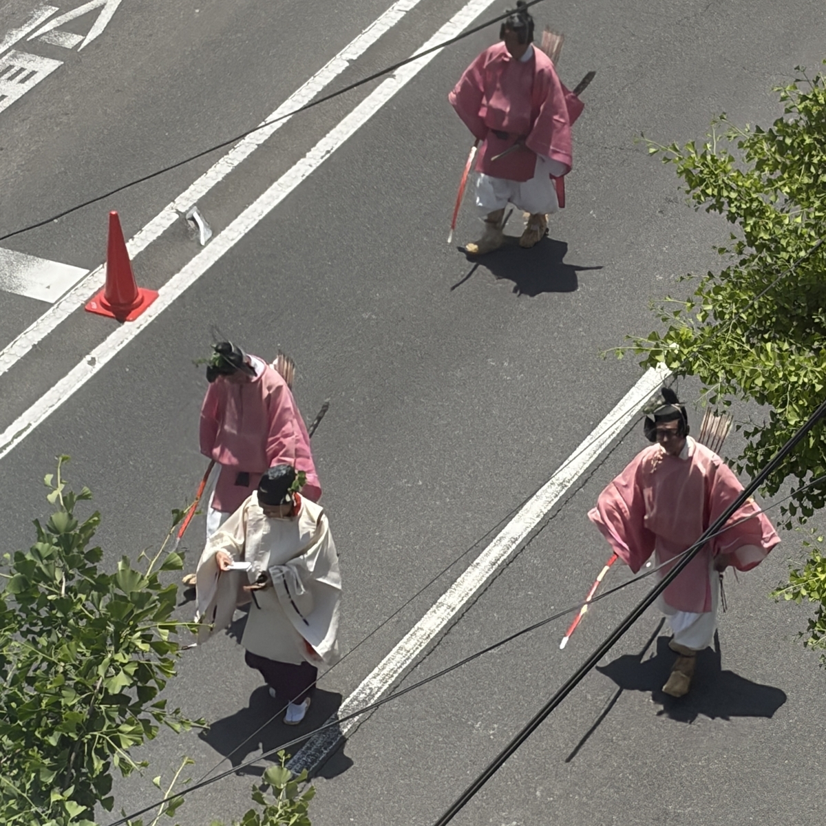 ピンクの弓取と艶やかな赤い傘の下の高貴な女官