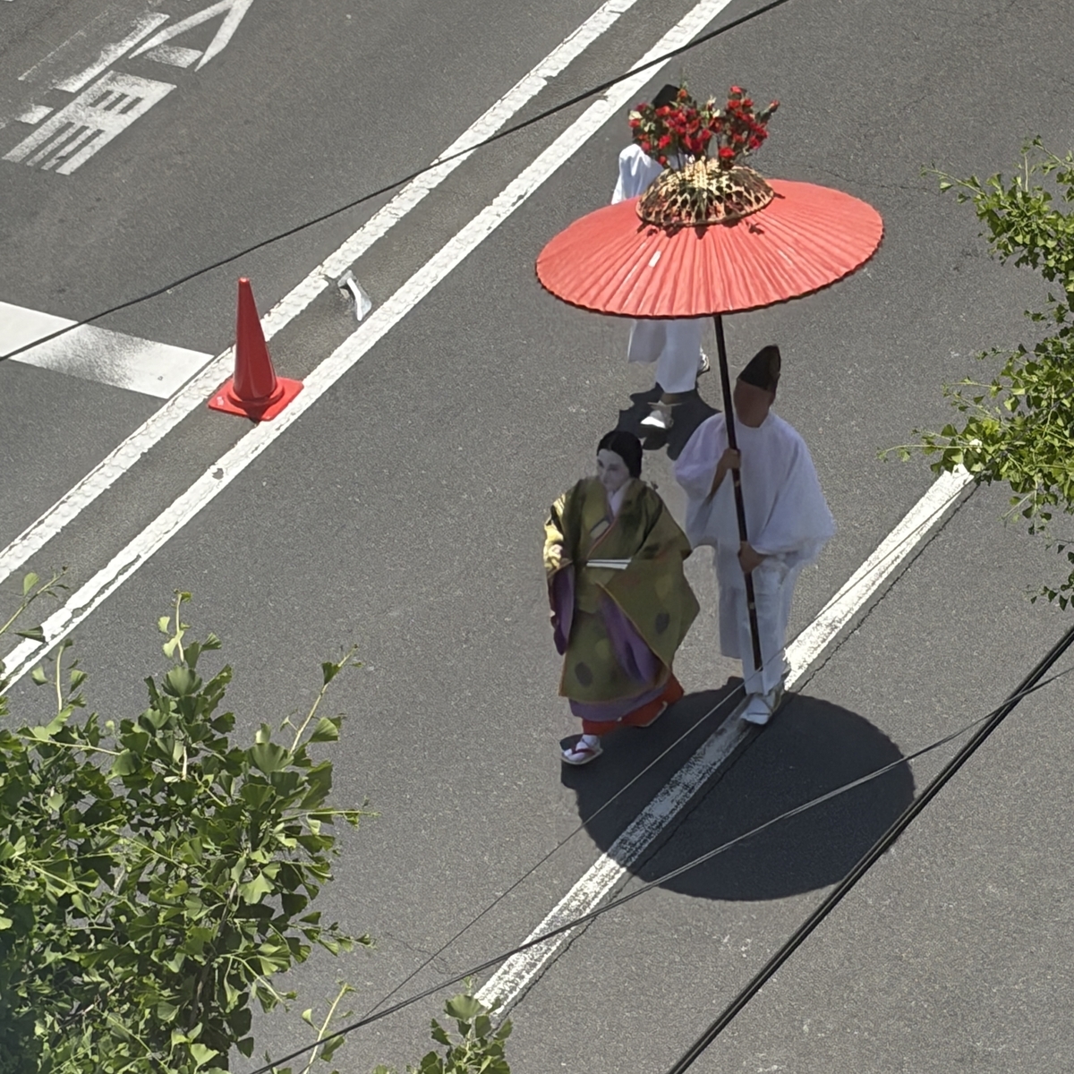 黄緑装束の女官たち