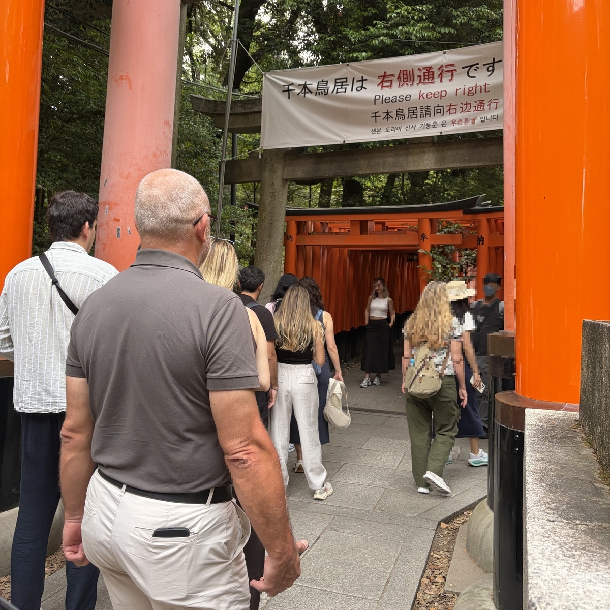 千本鳥居で記念撮影をする観光客の列