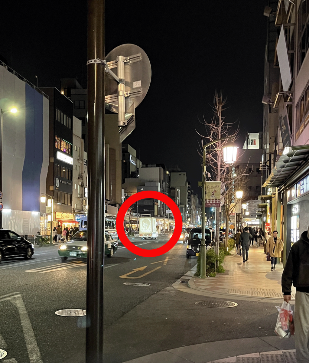 京都・河原町通りを走るバニラの宣伝カー