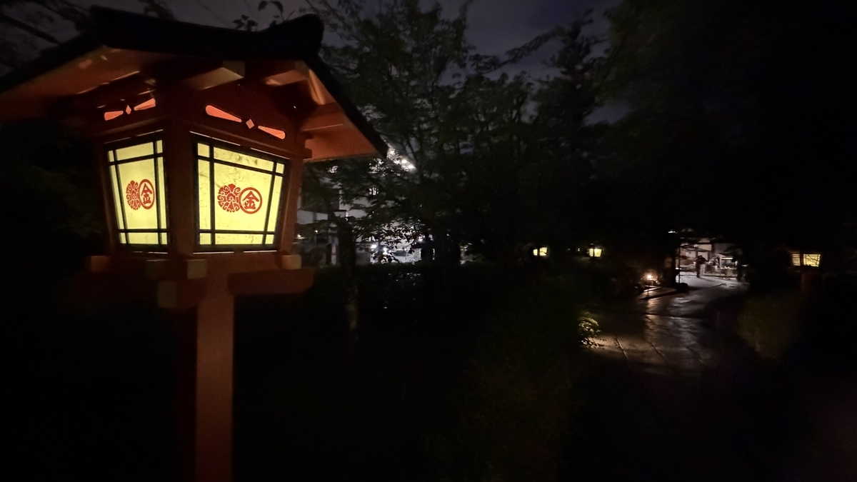 安井金比羅宮の石畳の参道(夜)