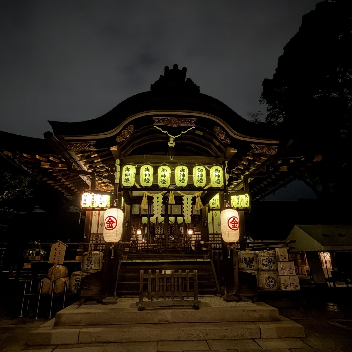 安井金比羅宮の社殿(夜)