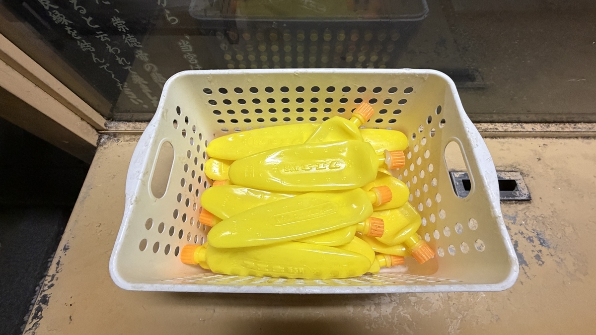 縁切り縁結び碑にお札(形代)を貼る