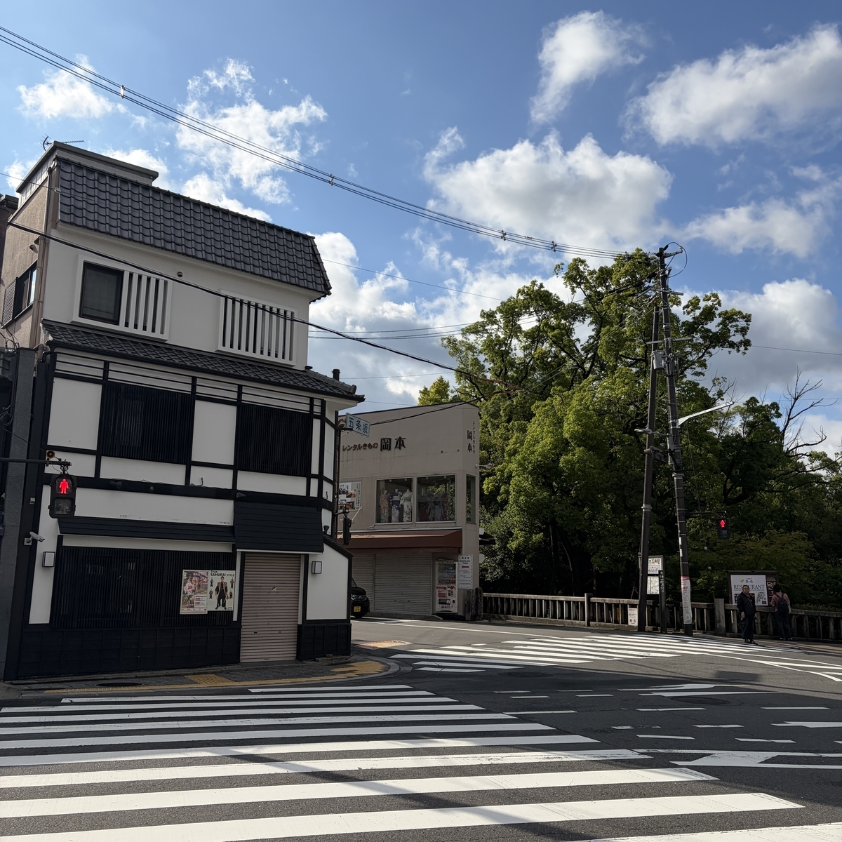 早朝の東山五条交差点 人ごみなし