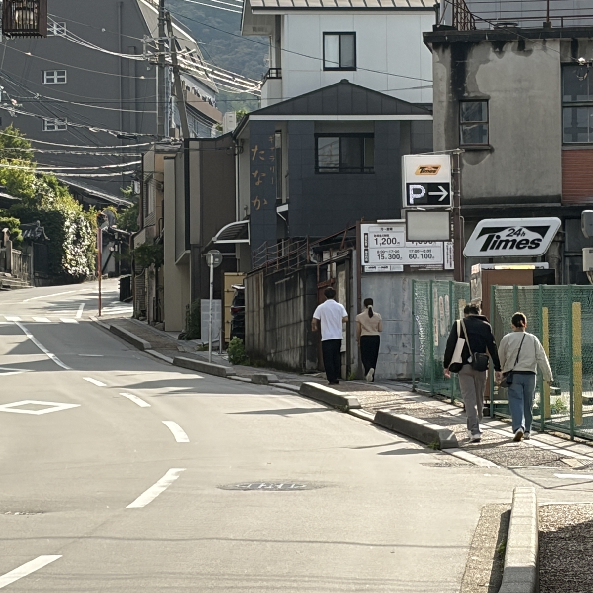 早朝の五条坂 2人組が登るだけの閑散とした様子