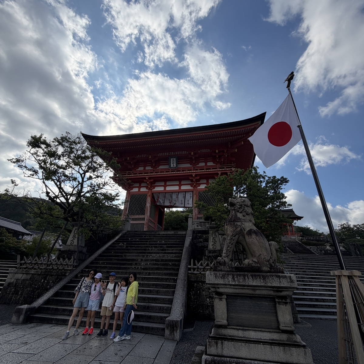 清水寺 仁王門前 記念撮影する人が少ない早朝