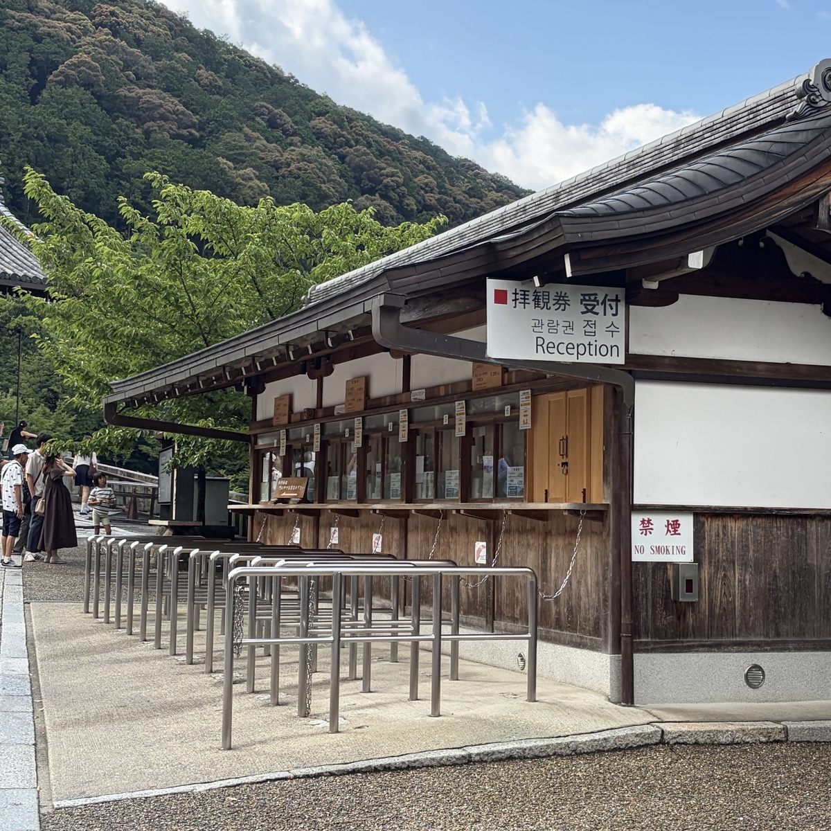 清水寺のチケット売り場 早朝はまだ閉まっている