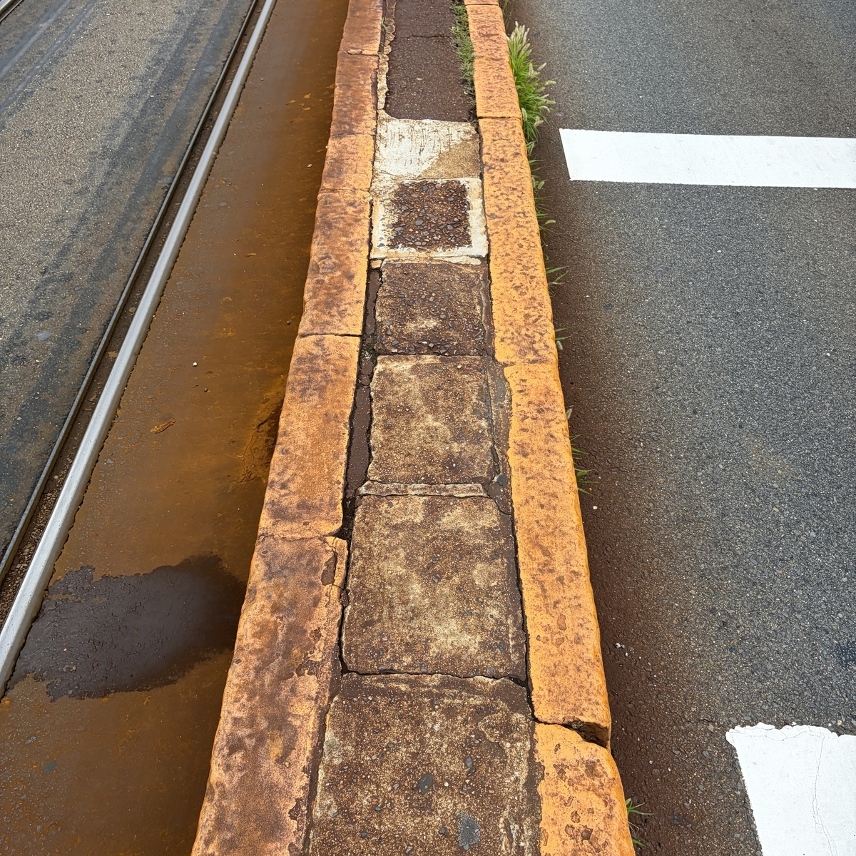 上から見た山之内駅ホームの狭さ