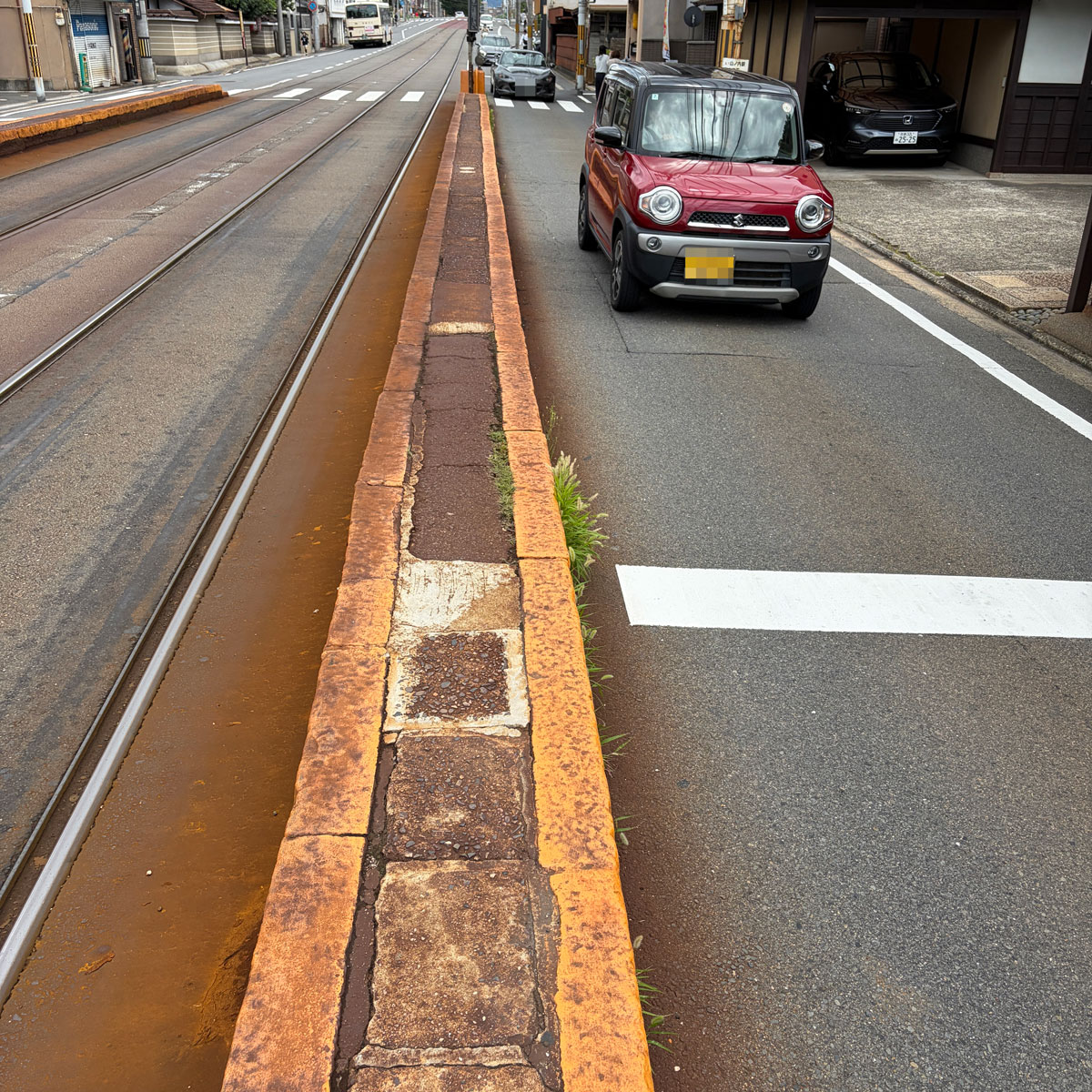 ホームと車のサイズを比較した様子