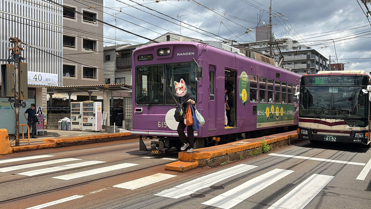 路側帯に向かう乗客と電車