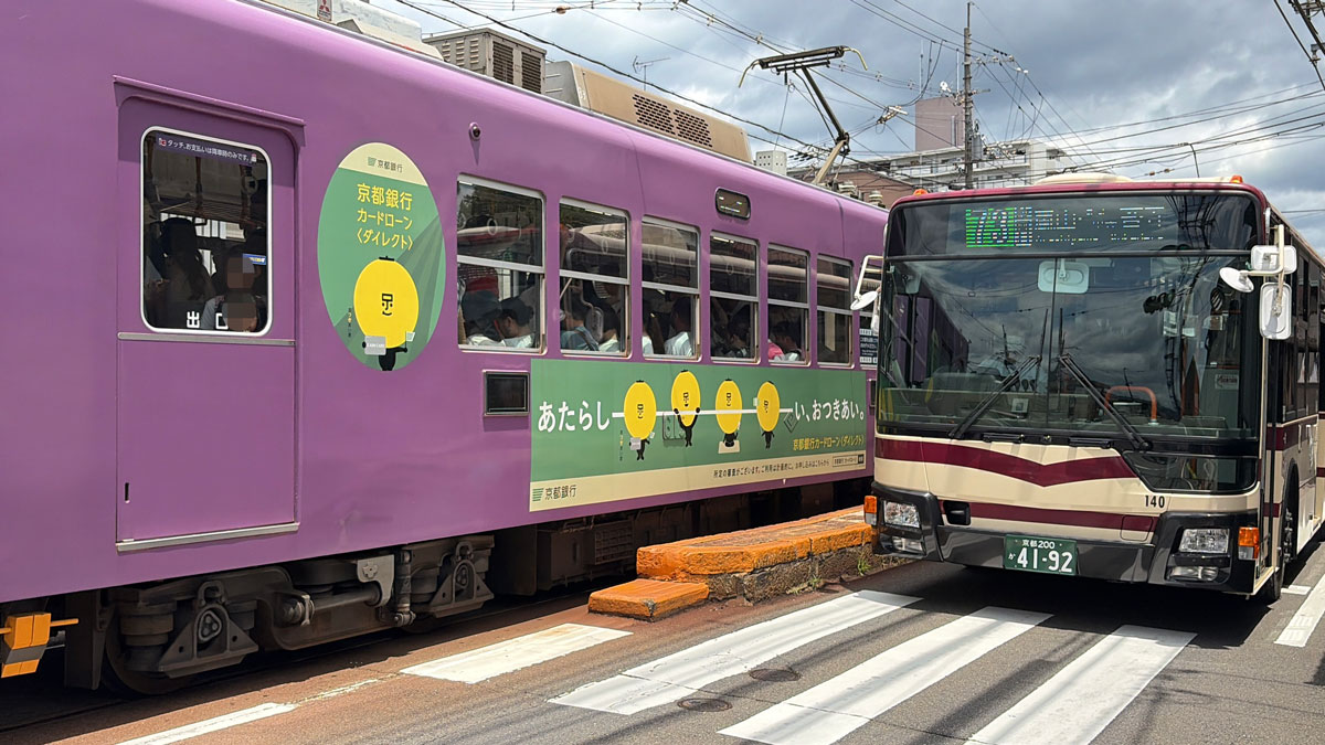 歩行者用信号が青のとき停止する車と電車