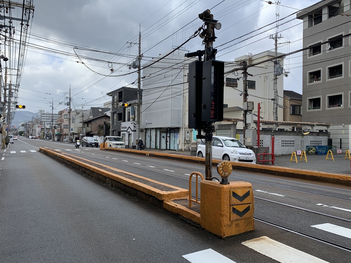山之内駅前の踏切と道路の風景