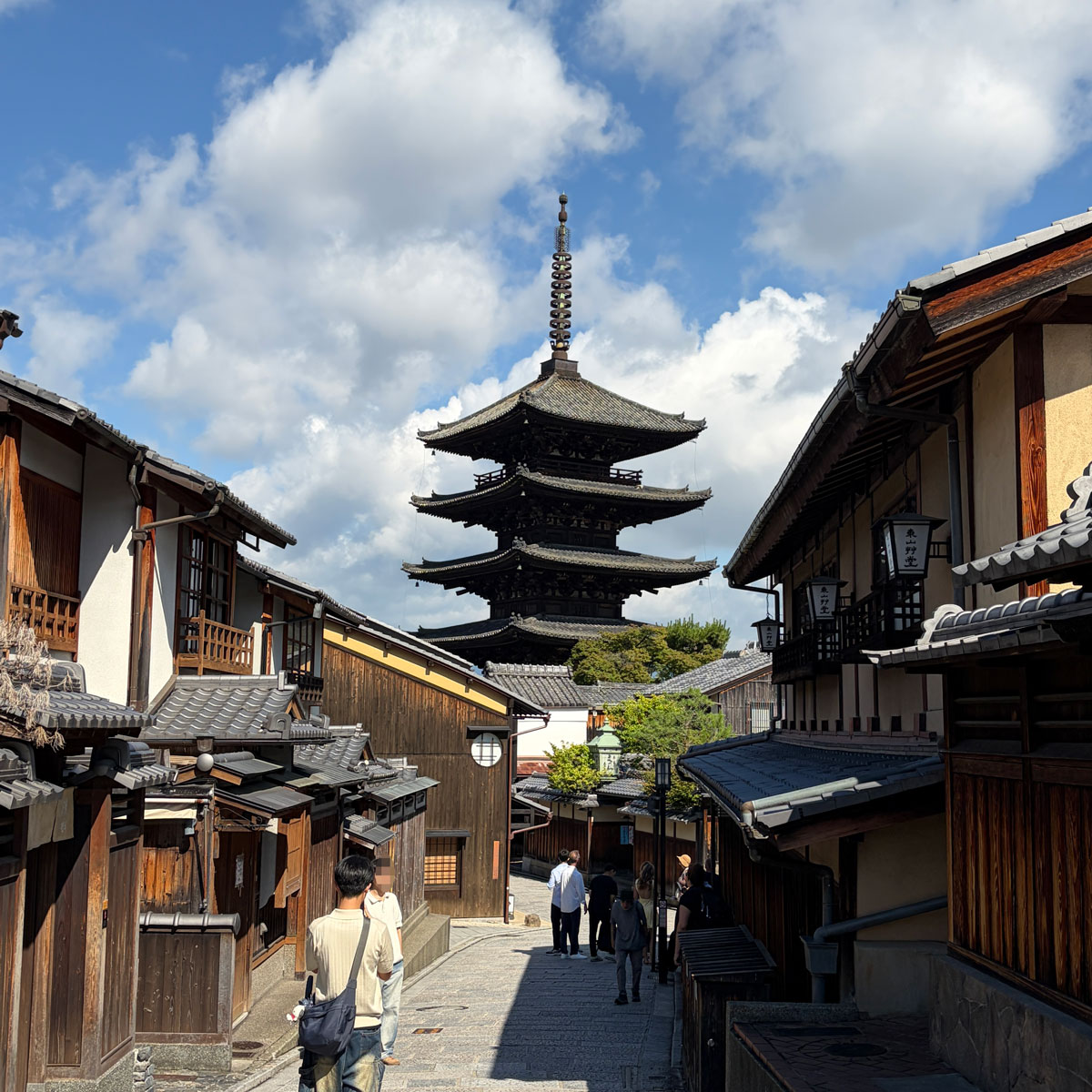 八坂の塔に近づきながら撮影した写真
