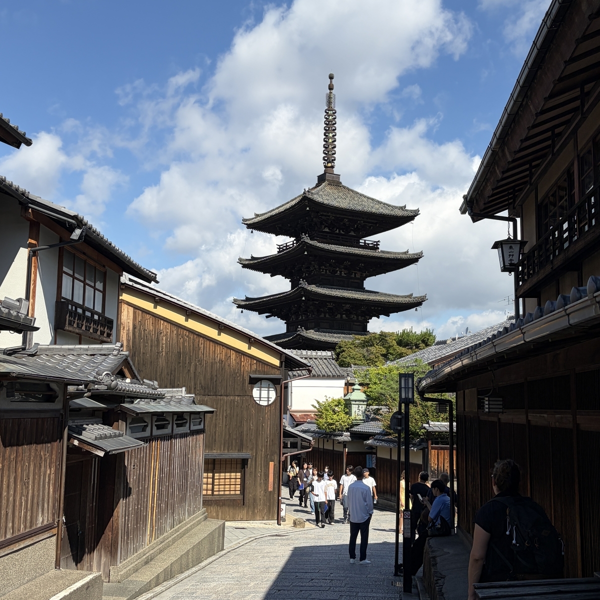 右側の京町家が高く写る八坂の塔の撮影スポットの写真