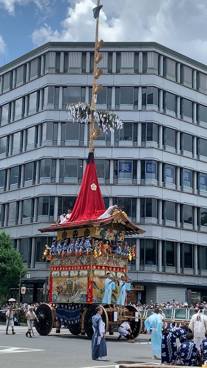 祇園祭の山鉾巡行で街を進行する山鉾