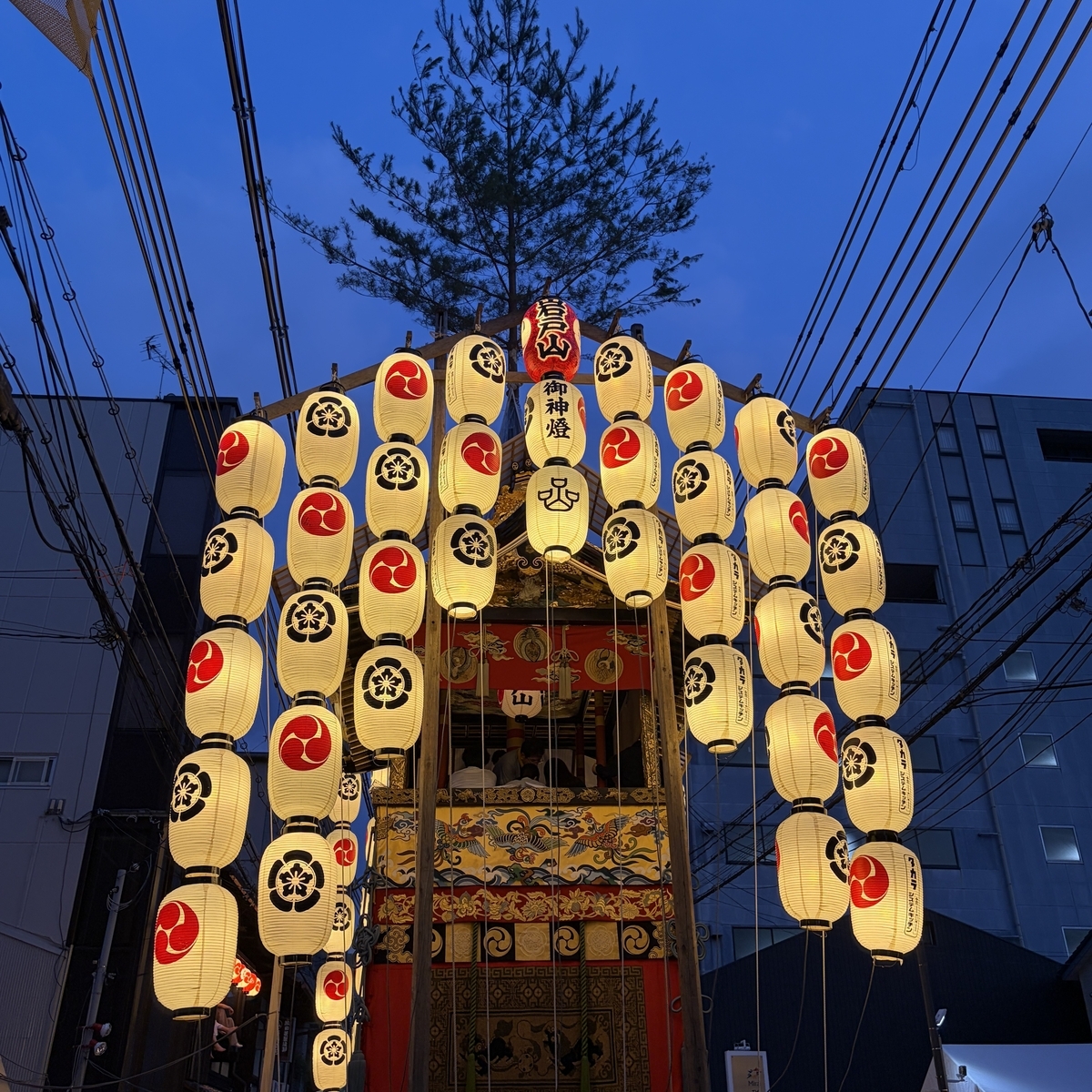 山鉾を照らす提灯の灯り