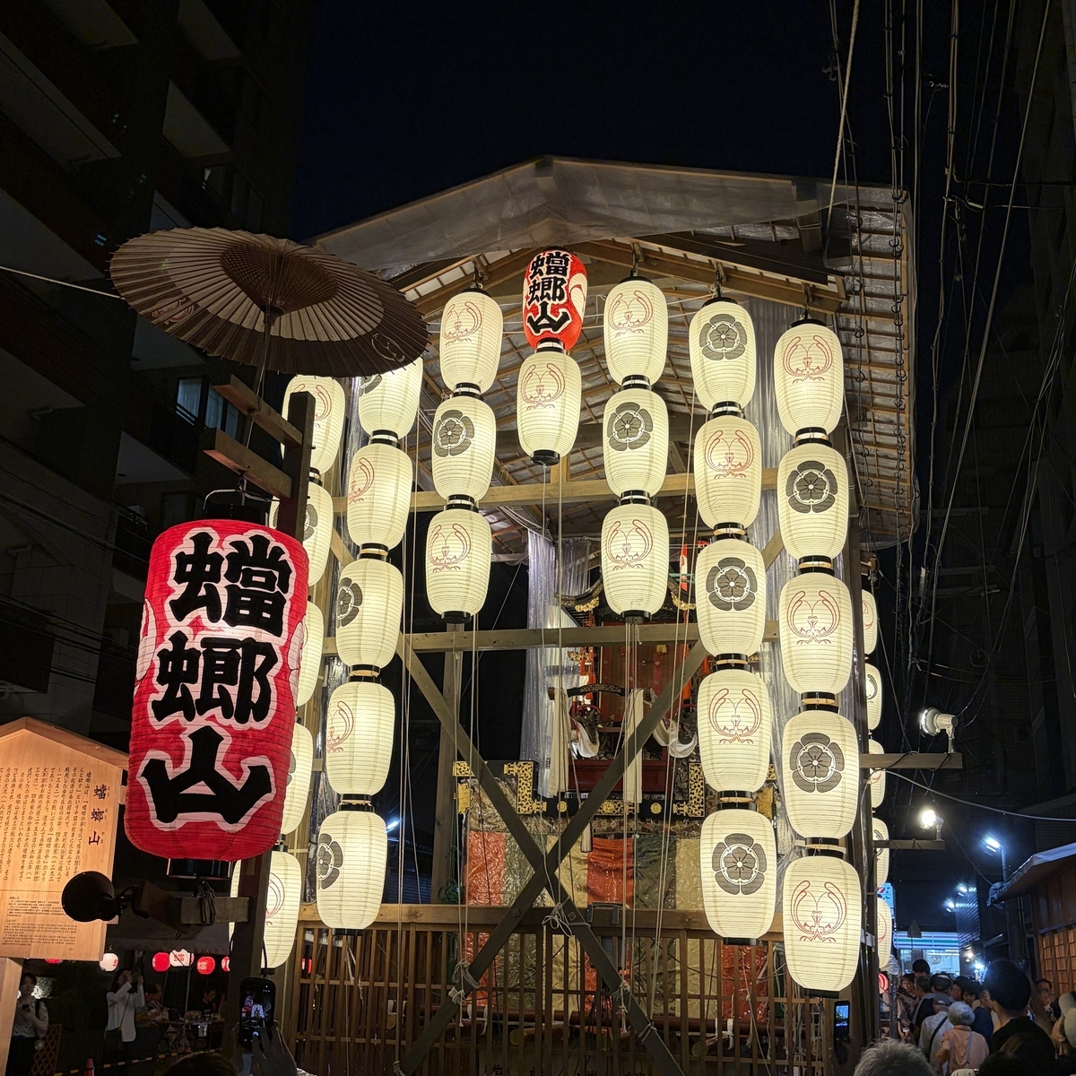蟷螂山の山鉾と屋根に乗るからくりカマキリ
