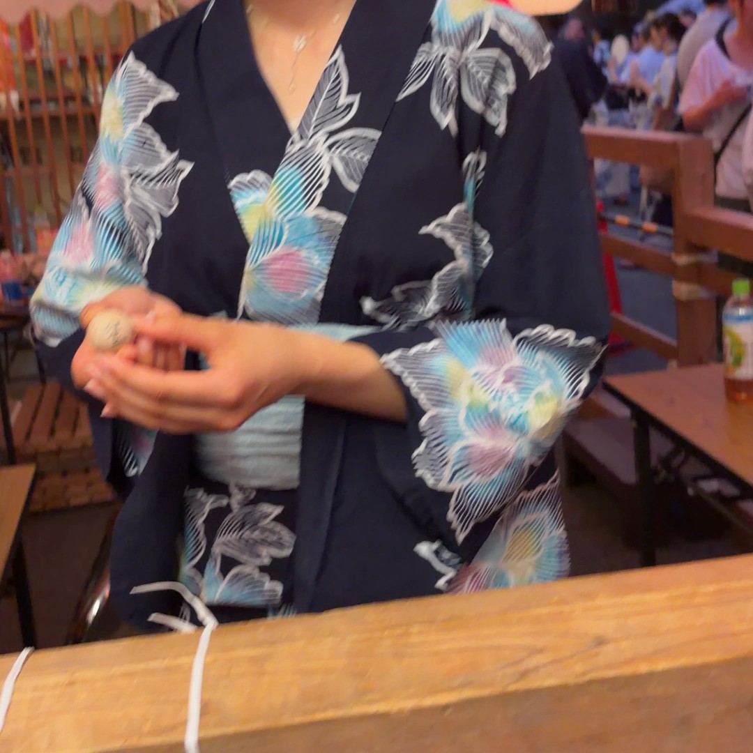 運命の番号を読み上げるスタッフ