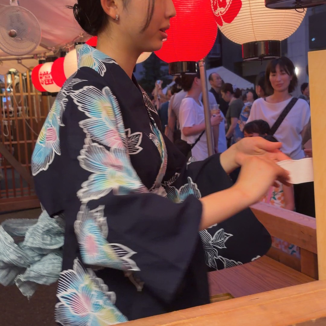 番号の引き出しからおみくじを取り出す様子