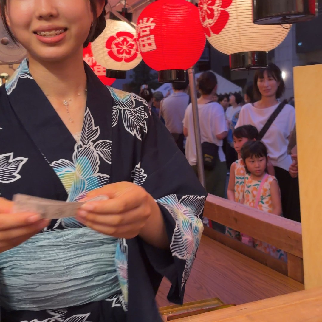おみくじを受け取る瞬間