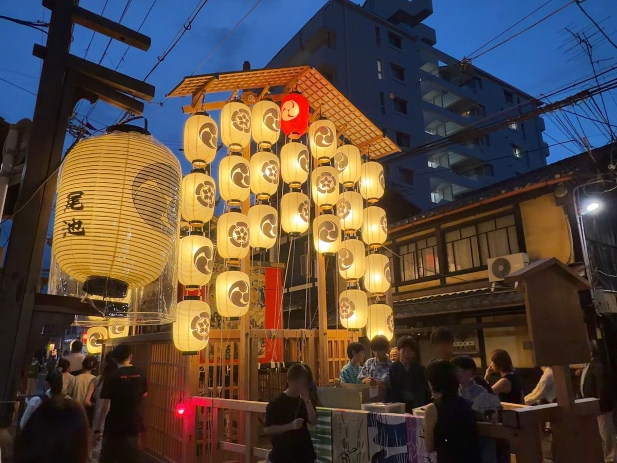 祇園祭宵山、木賊山の提灯飾りと集まる人々