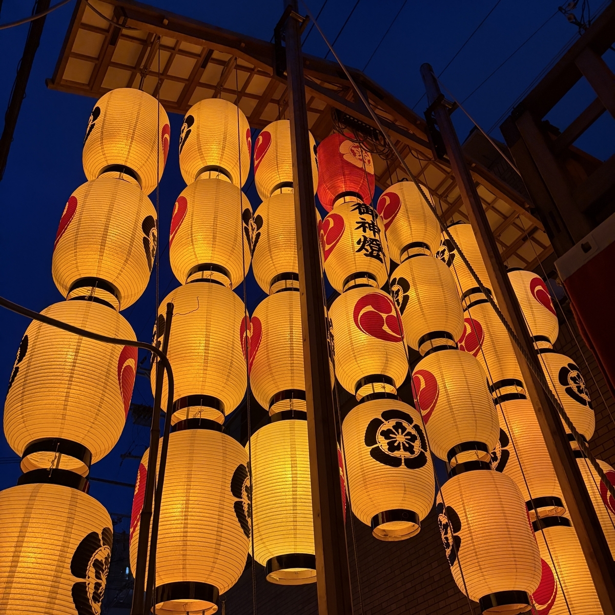 祇園祭宵山、夜に灯る駒形提灯の列