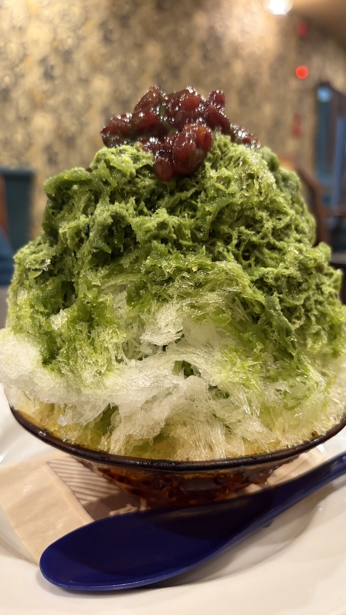 小豆がのった、お店の中で食べる抹茶のかき氷