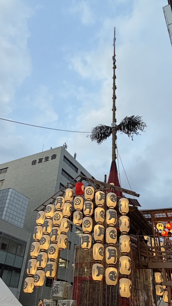 まだ明るい時間帯に提灯が灯り始めた月鉾