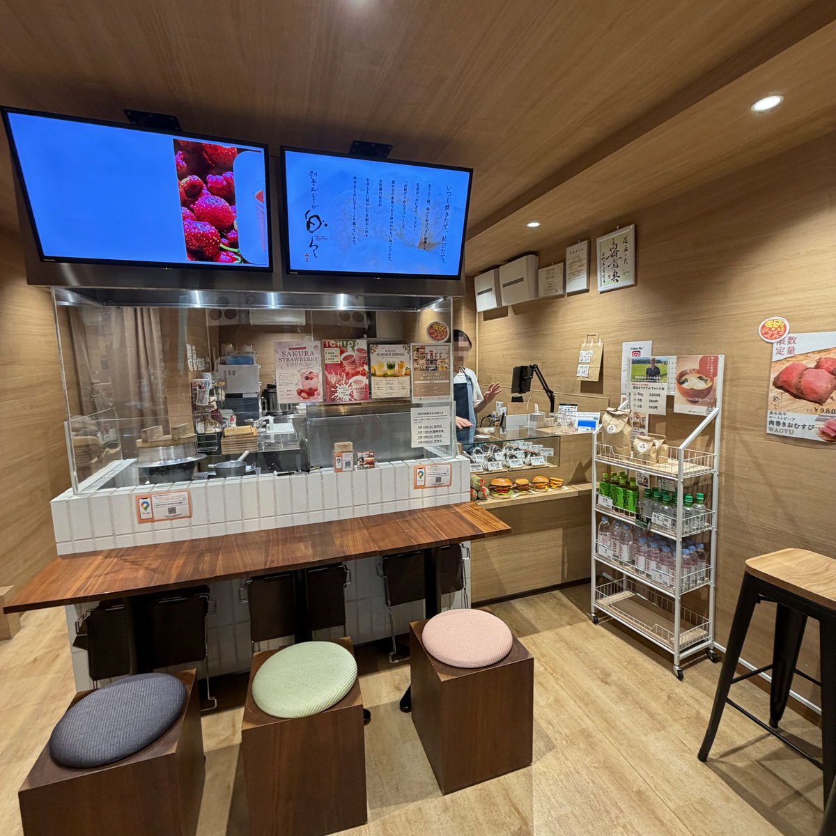 白々の店内。カウンター席とドリンクの冷蔵庫、レジ周り