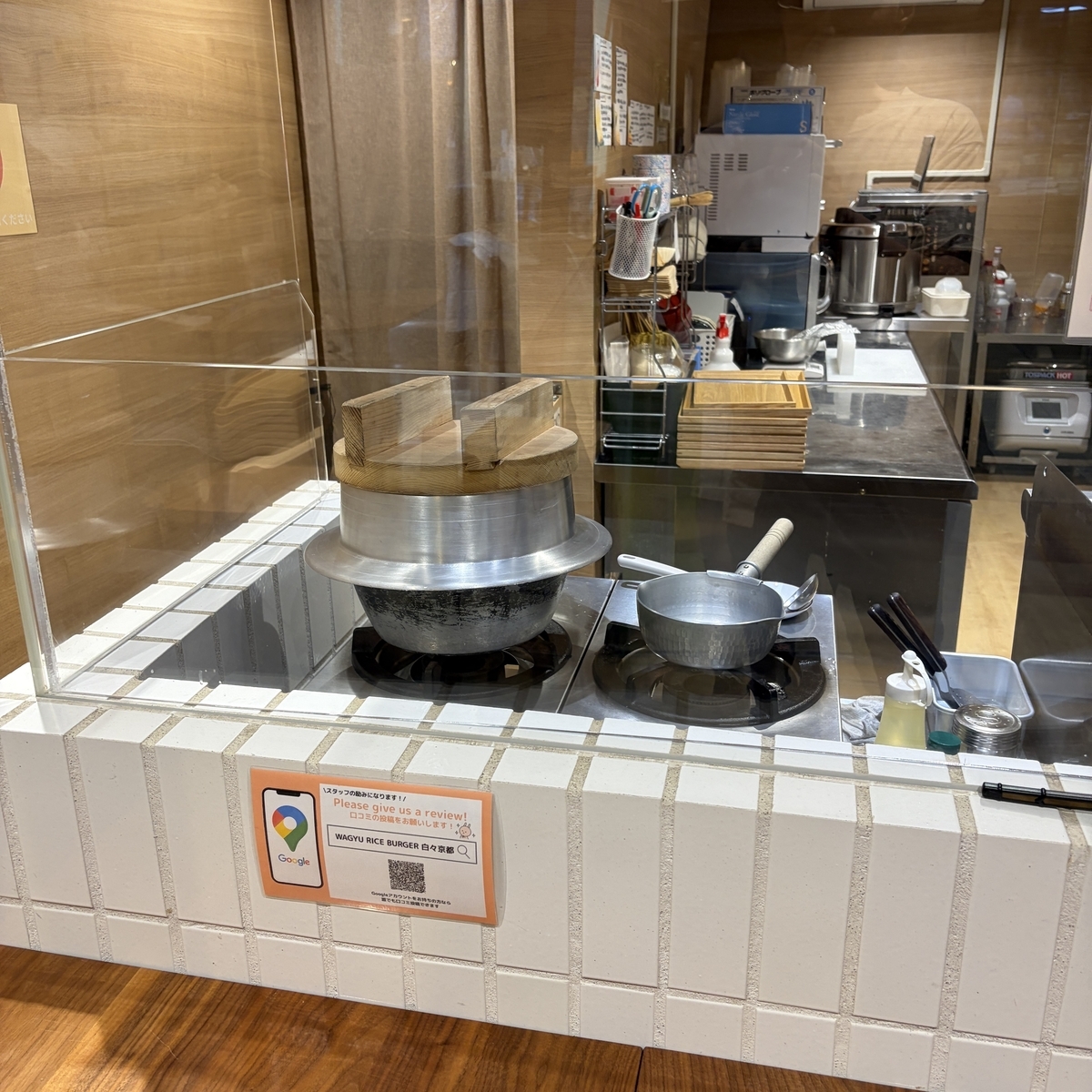 羽釜でご飯を炊く厨房の様子
