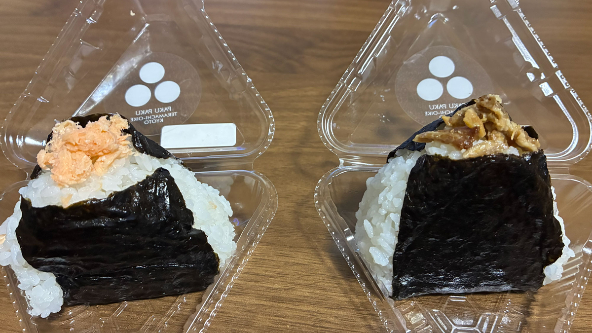 ほぐし鮭と鶏そぼろのおにぎりを2個並べた写真、具がたっぷりのっている