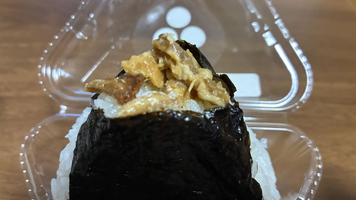 鶏そぼろのおにぎりのアップ、具がたっぷりのっている