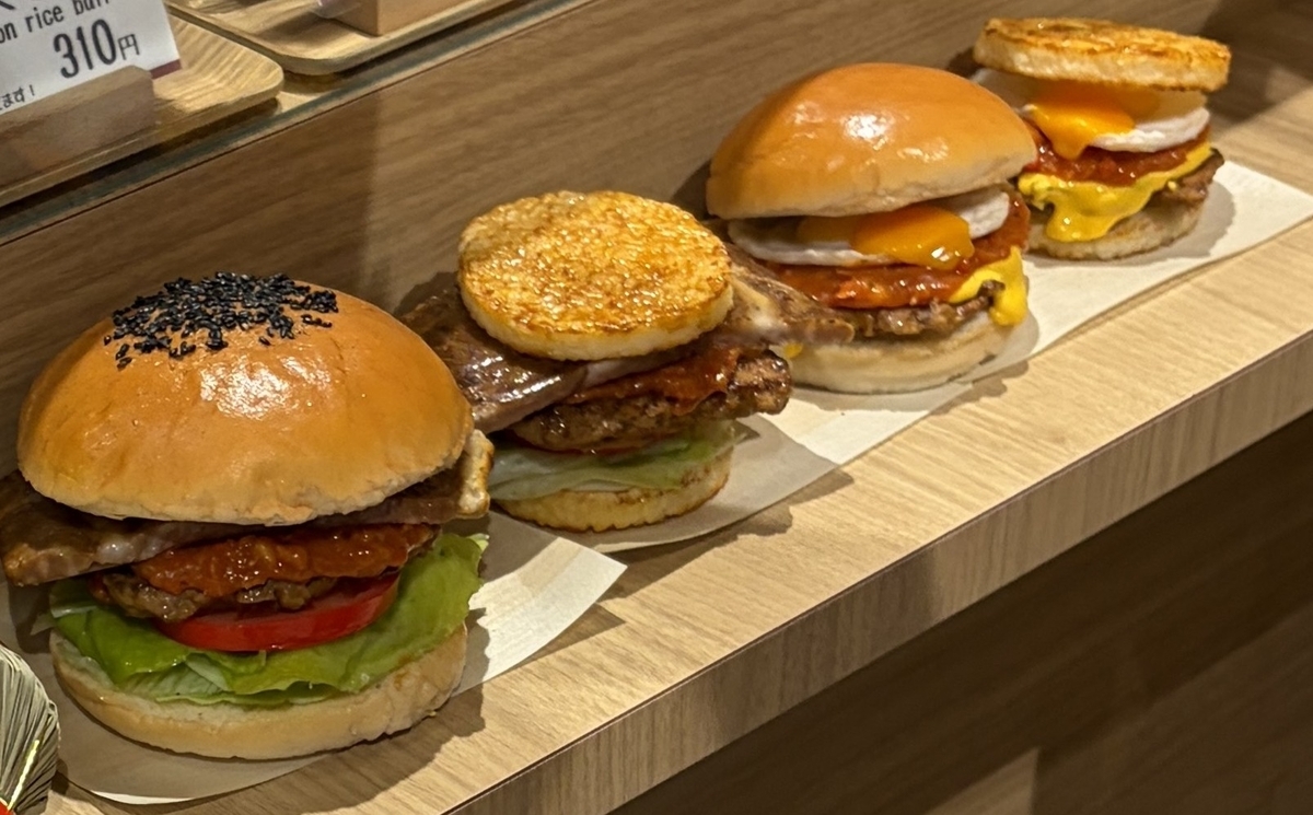サンプルケースに並んだ4種の京都和牛ライスバーガー