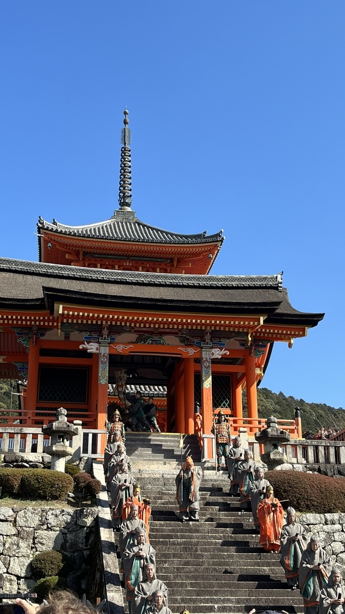 法螺貝や鳴り物を手にした僧侶たちが西門の石段に並ぶ様子