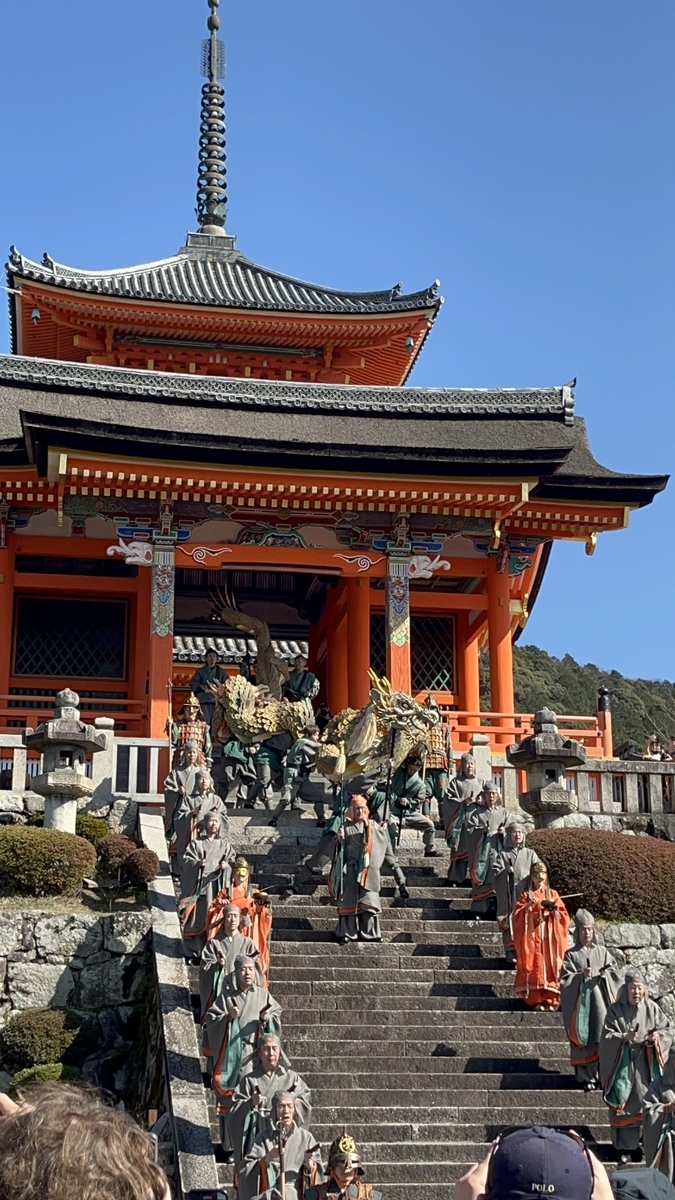 西門をくぐり、金色の青龍が階段に姿を現した瞬間