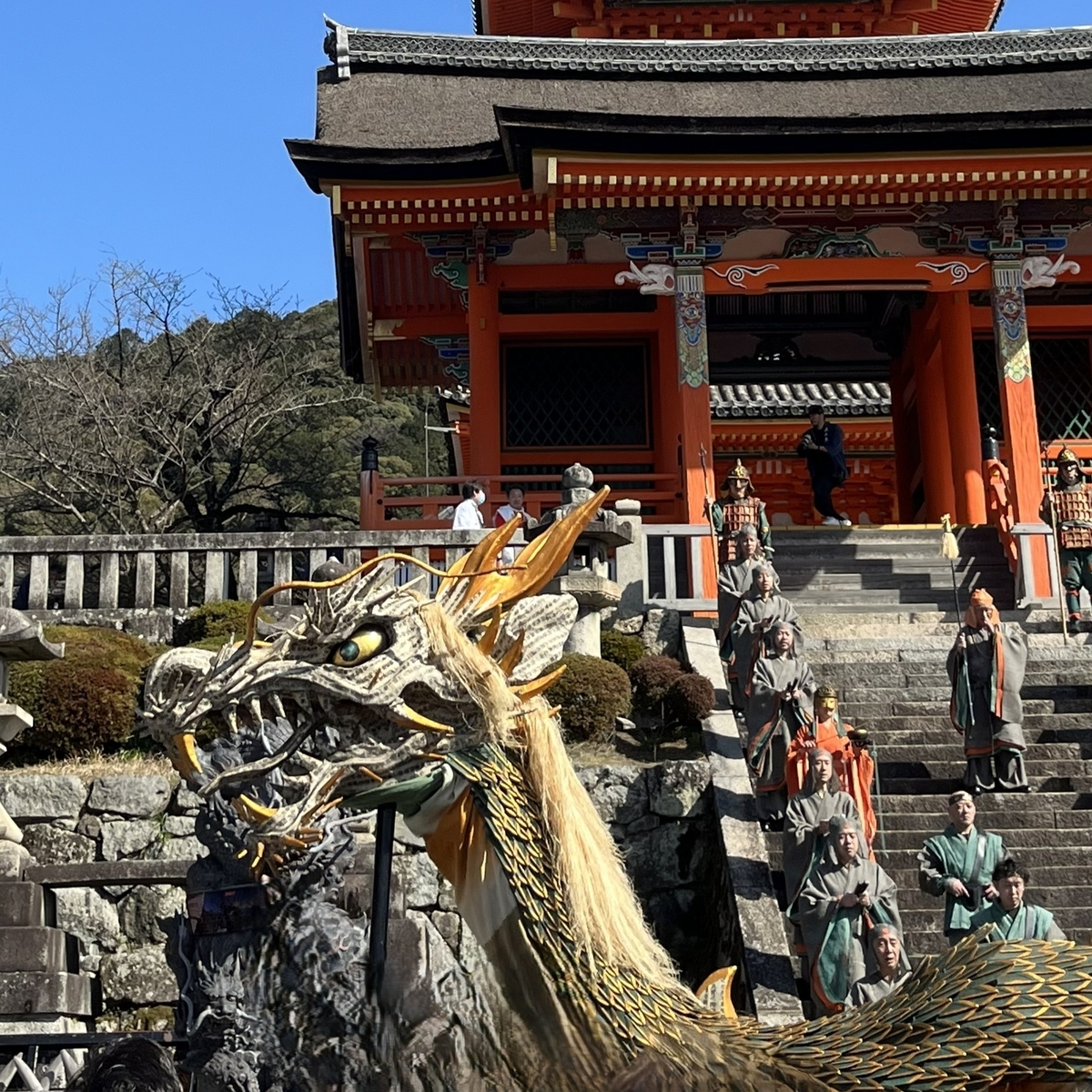 清水寺の青龍の頭部アップと、階段を進む行列の様子