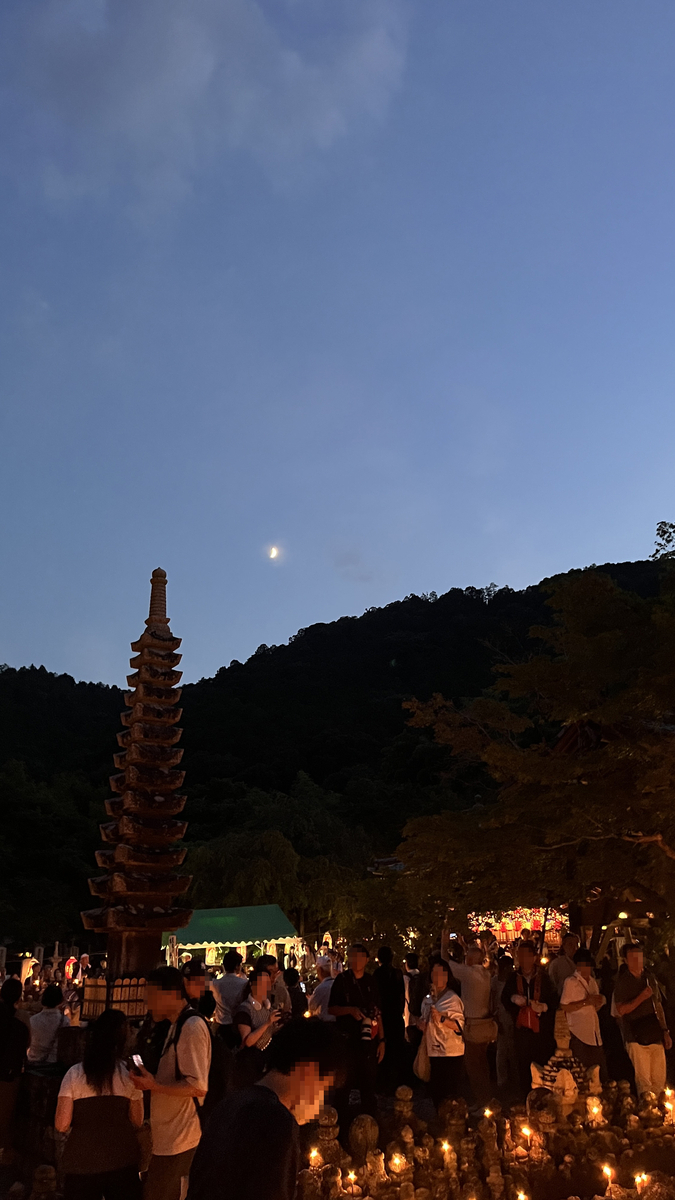 千灯供養の夕景、多宝塔と参拝客、空に浮かぶ月
