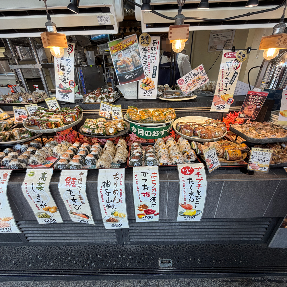 店頭にずらりと並ぶラップに包まれたおにぎり