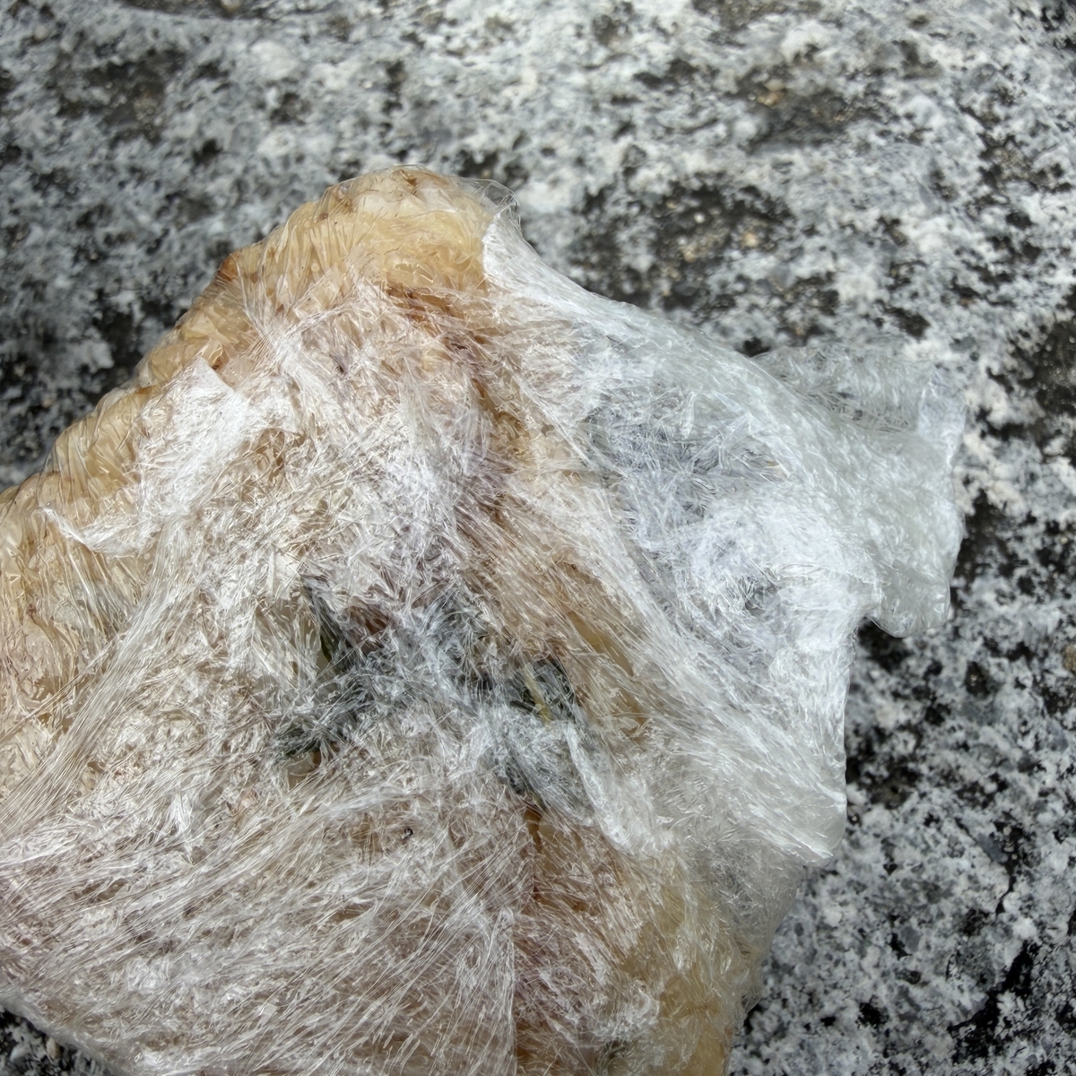 何重にもラップが巻かれたおにぎり
