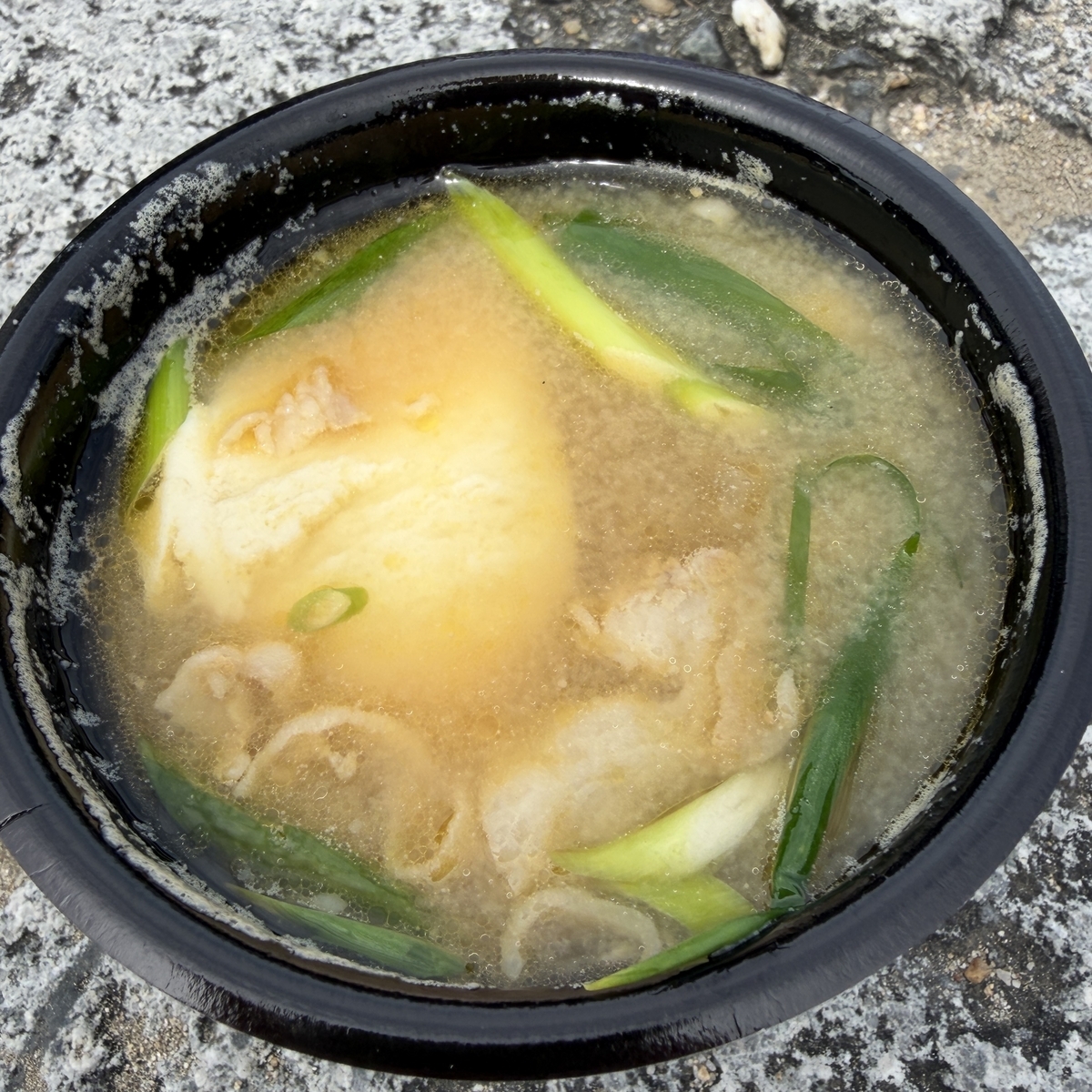 豆腐と青ねぎが入った具だくさんの豚汁