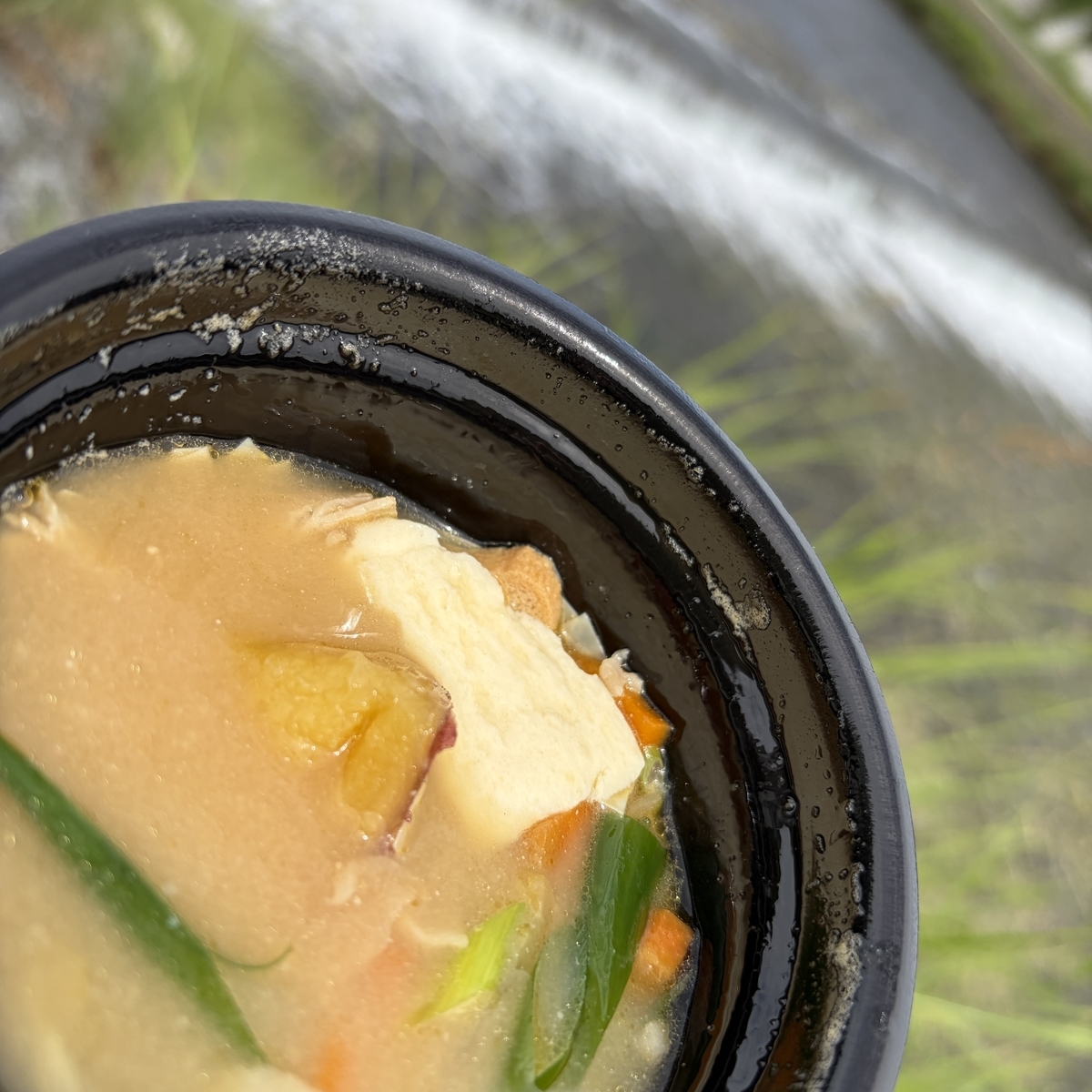 サツマイモやにんじんがゴロゴロ入った豚汁