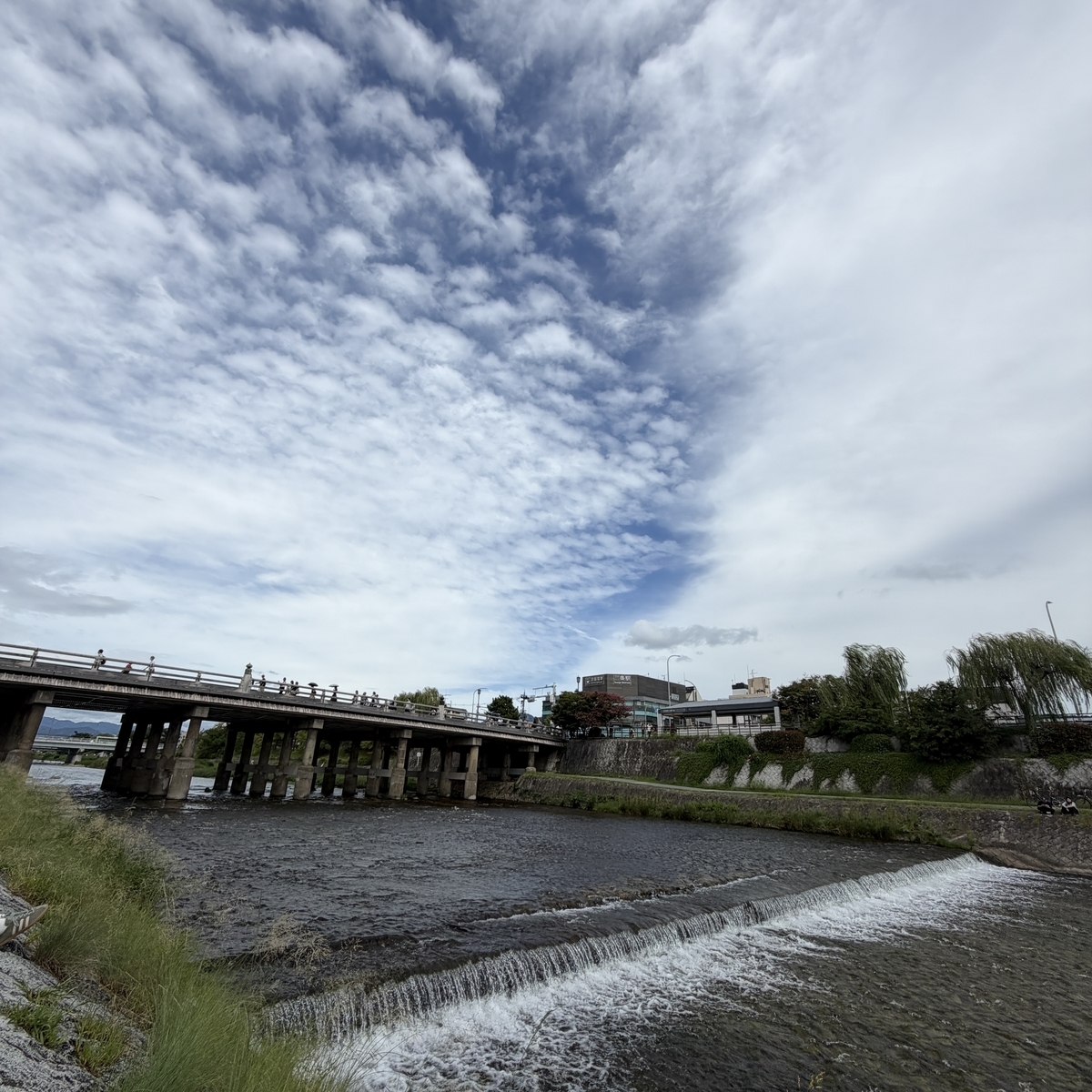 鴨川と三条大橋、うろこ雲の広がる空