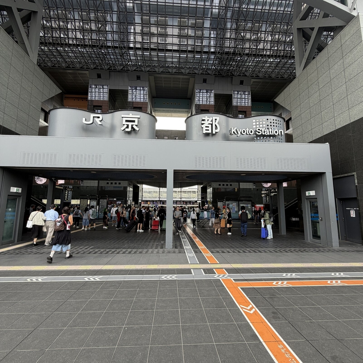 JR京都駅の正面(烏丸口)入り口
