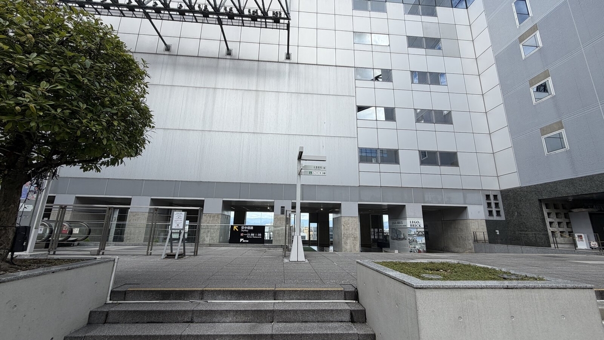 東広場の奥にある2、3段の階段とビルの入り口