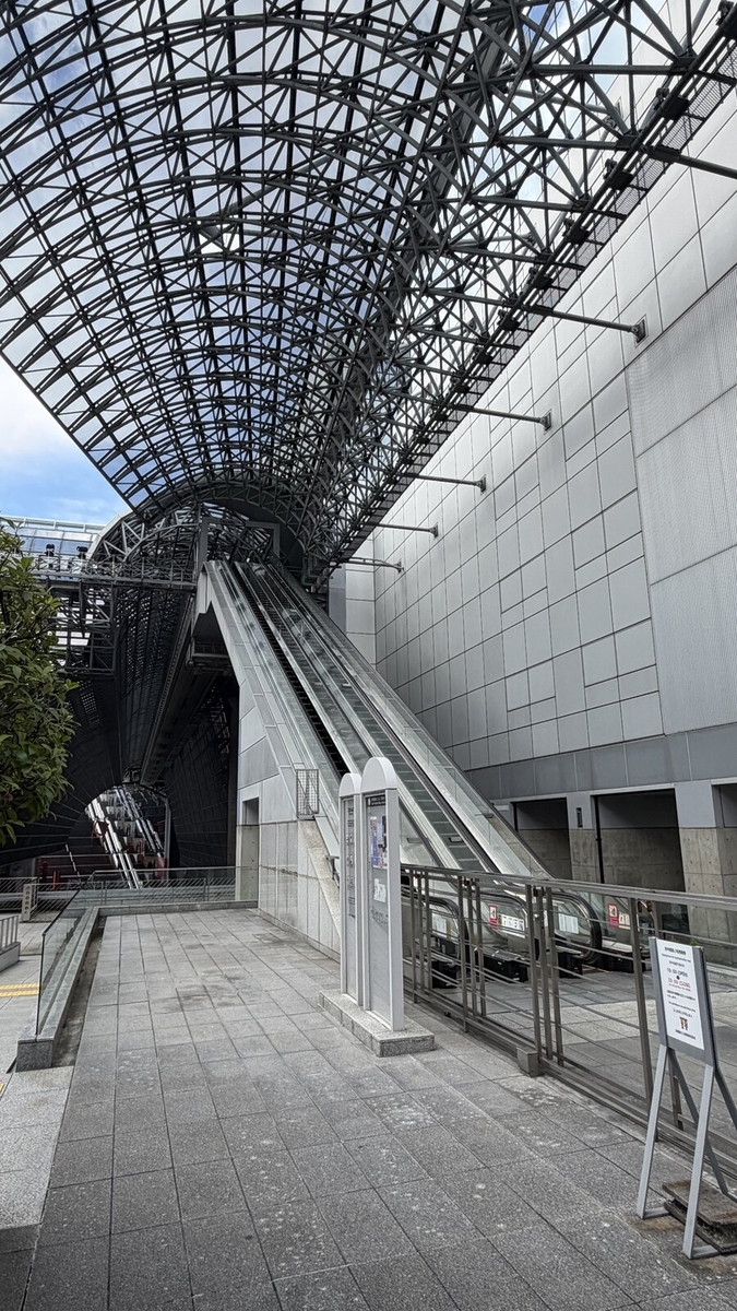 7階東広場から空中径路へ向かうエスカレーターの乗り口