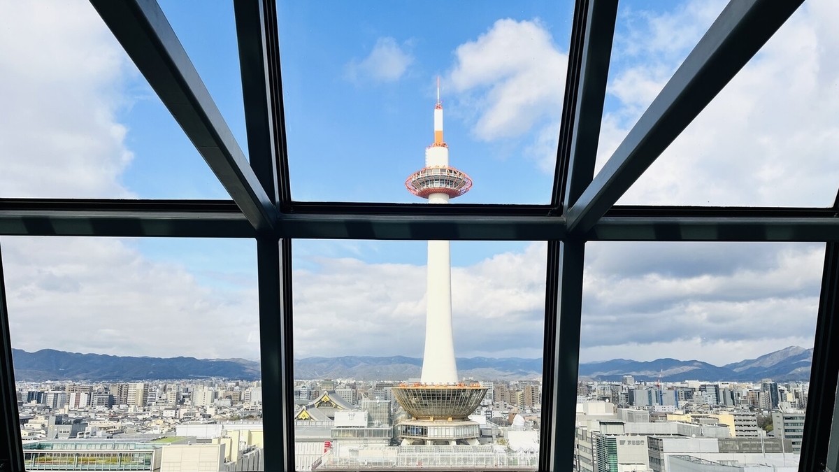 空中径路のガラス越しに真正面に見える京都タワー